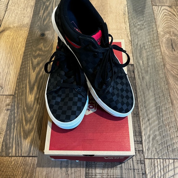 VANS Sneakers, Seldan style, checkerboard black, kids size 7 - Picture 2 of 7